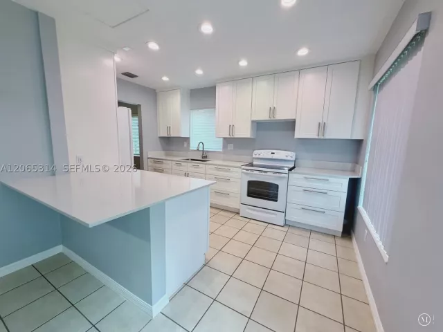 3-bedroom home for rent in Miami - 5101 SW 127th Pl - MondialRealty