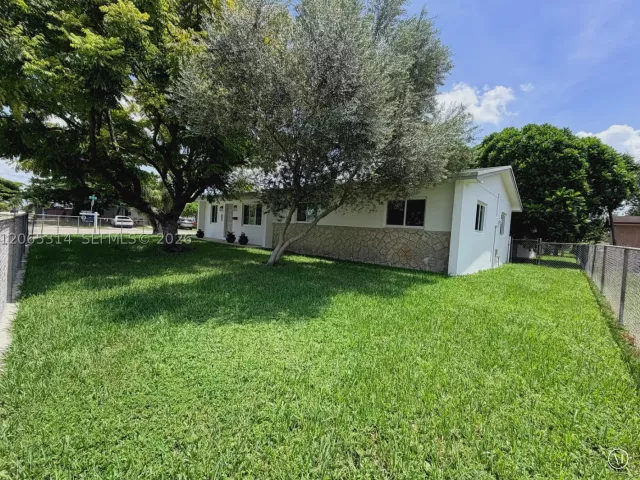 3-bedroom home for rent in Miami - 5101 SW 127th Pl - MondialRealty