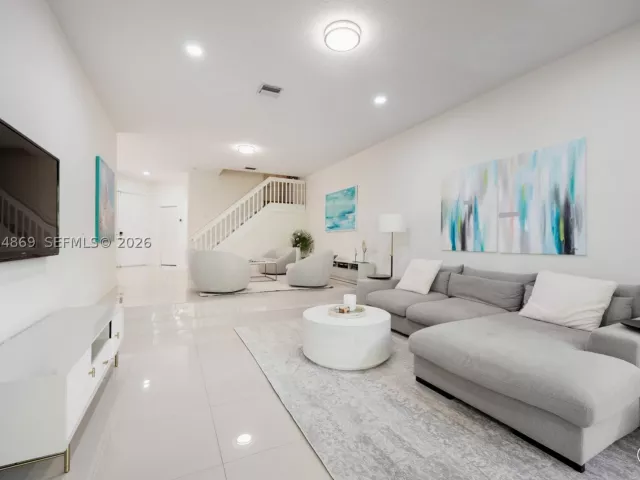 4-bedroom home for rent in Doral - 5230 NW 104th Ct - MondialRealty
