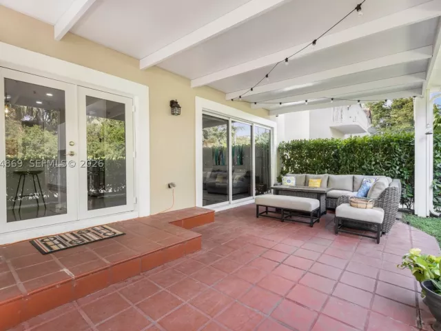 4-bedroom home for rent in Doral - 5230 NW 104th Ct - MondialRealty