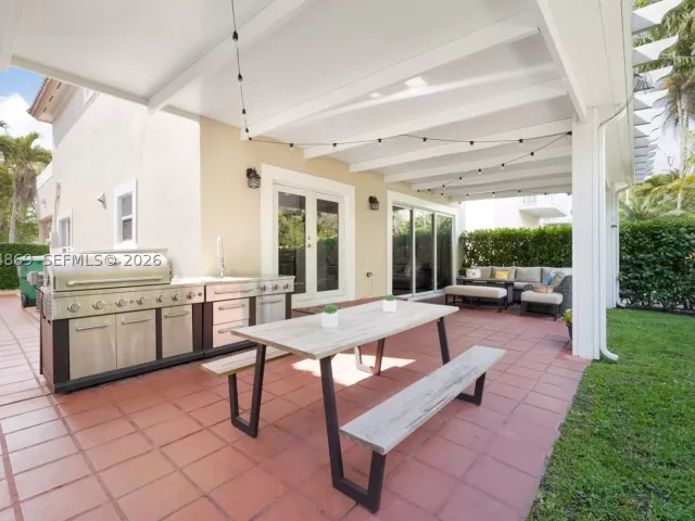 4-bedroom home for rent in Doral - 5230 NW 104th Ct - MondialRealty