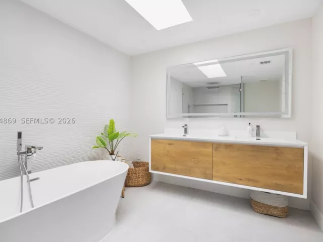 4-bedroom home for rent in Doral - 5230 NW 104th Ct - MondialRealty