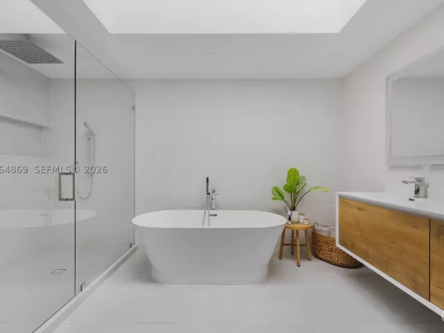 4-bedroom home for rent in Doral - 5230 NW 104th Ct - MondialRealty