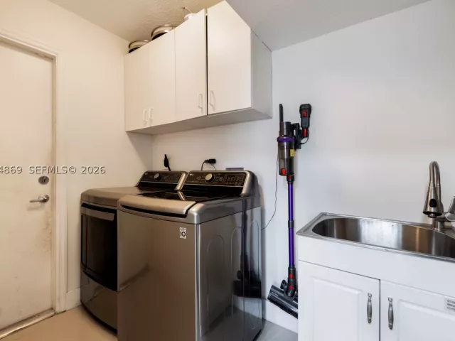 4-bedroom home for rent in Doral - 5230 NW 104th Ct - MondialRealty