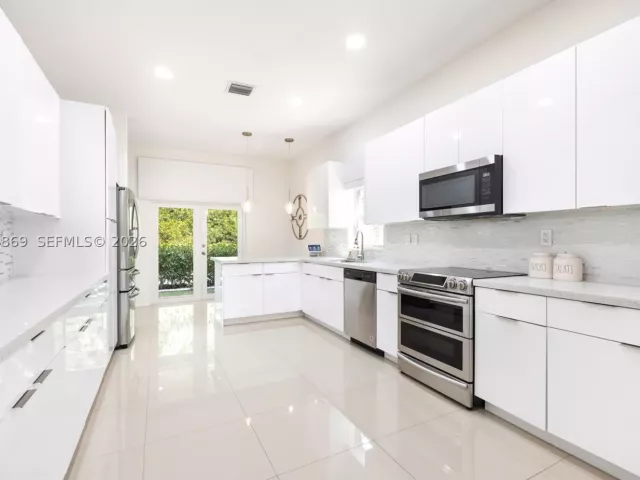 4-bedroom home for rent in Doral - 5230 NW 104th Ct - MondialRealty