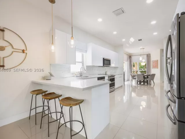 4-bedroom home for rent in Doral - 5230 NW 104th Ct - MondialRealty