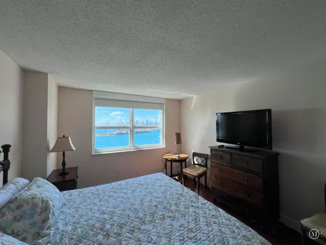 2-bedroom condo for sale in Miami Beach - 90 ALTON Road 2110 - MondialRealty