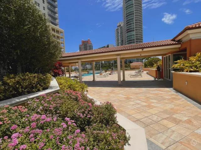 2-bedroom condo for sale in Miami Beach - 90 ALTON Road 2110 - MondialRealty