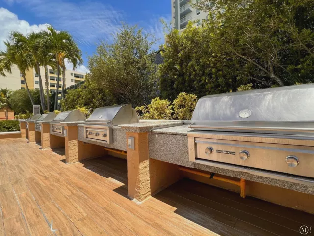 2-bedroom condo for sale in Miami Beach - 90 ALTON Road 2110 - MondialRealty