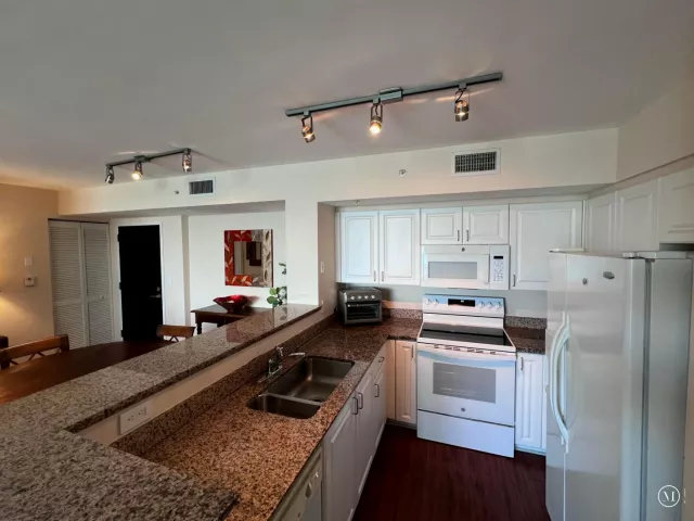 2-bedroom condo for sale in Miami Beach - 90 ALTON Road 2110 - MondialRealty