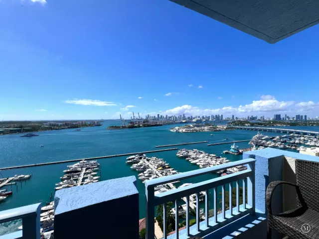 2-bedroom condo for sale in Miami Beach - 90 ALTON Road 2110 - MondialRealty