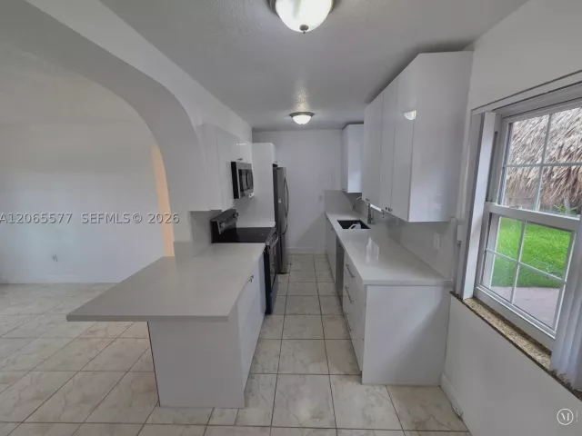 4-bedroom home for rent in Miami - 10500 SW 30th St - MondialRealty
