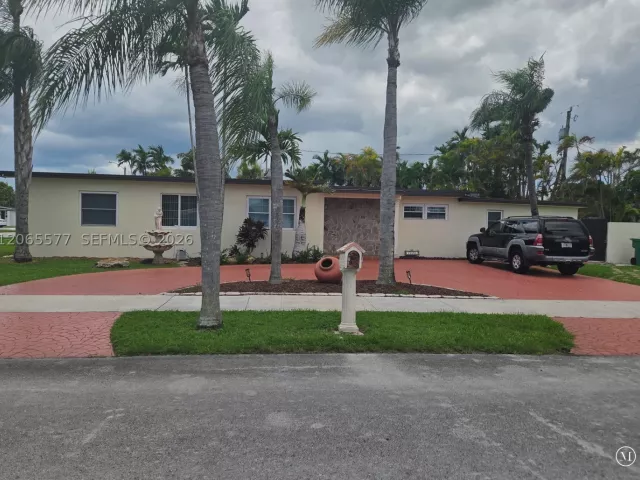 4-bedroom home for rent in Miami - 10500 SW 30th St - MondialRealty