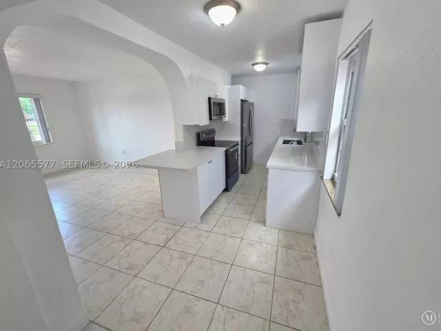 4-bedroom home for rent in Miami - 10500 SW 30th St - MondialRealty