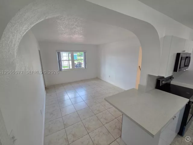4-bedroom home for rent in Miami - 10500 SW 30th St - MondialRealty