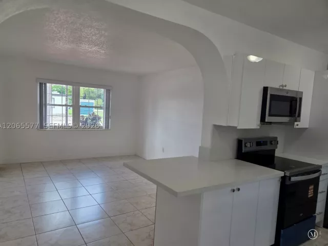 4-bedroom home for rent in Miami - 10500 SW 30th St - MondialRealty