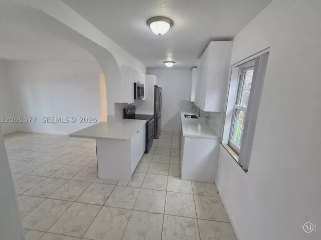 4-bedroom home for rent in Miami - 10500 SW 30th St - MondialRealty