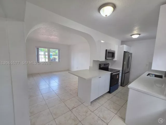 4-bedroom home for rent in Miami - 10500 SW 30th St - MondialRealty