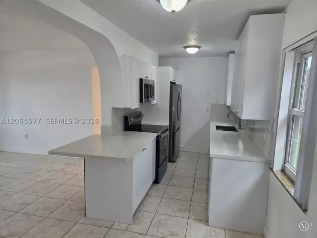4-bedroom home for rent in Miami - 10500 SW 30th St - MondialRealty