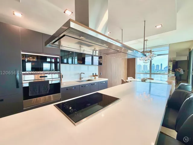 3-bedroom condo for sale in North Miami Beach - 17301 Biscayne Blvd 1409 - MondialRealty
