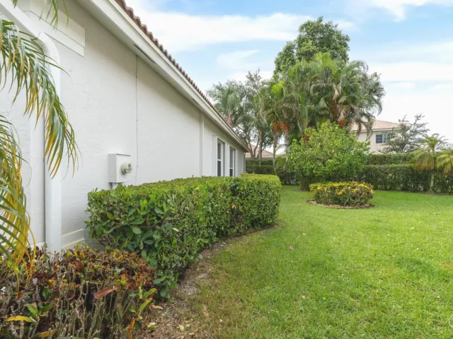 3-bedroom home for sale in West Palm Beach - 8620 HIGH CAY - MondialRealty