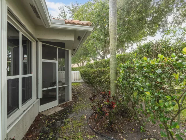 3-bedroom home for sale in West Palm Beach - 8620 HIGH CAY - MondialRealty