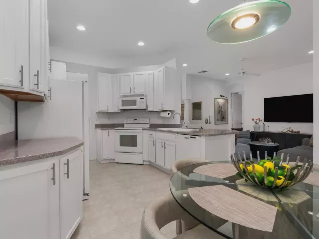 3-bedroom home for sale in West Palm Beach - 8620 HIGH CAY - MondialRealty