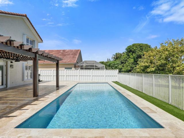 4-bedroom home for sale in Cooper City - 10729 EDINBURGH Street - MondialRealty