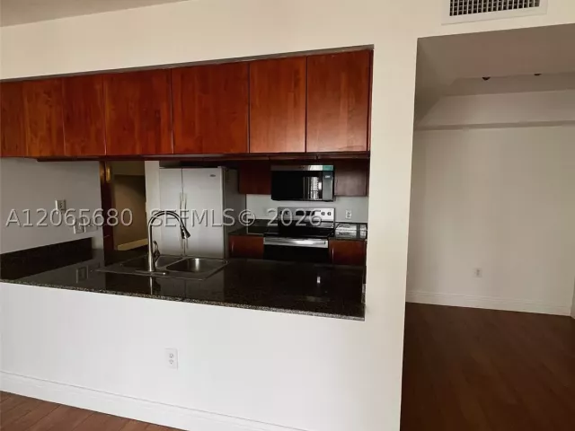 2-bedroom condo for rent in Miami - 1200 Brickell Bay Dr 2723 - MondialRealty