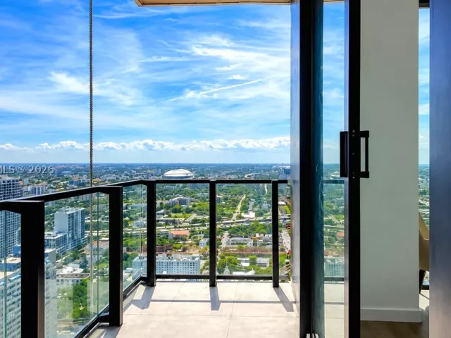 2-bedroom condo for rent in Miami - 20 NE 11th St 4506 - MondialRealty