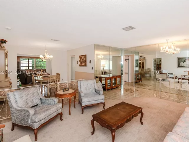 4-bedroom home for sale in Hollywood - 5013 Arthur St - MondialRealty