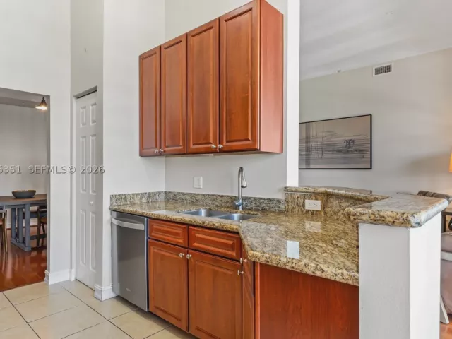 2-bedroom condo for sale in Aventura - 3001 NE 185th St 707 - MondialRealty