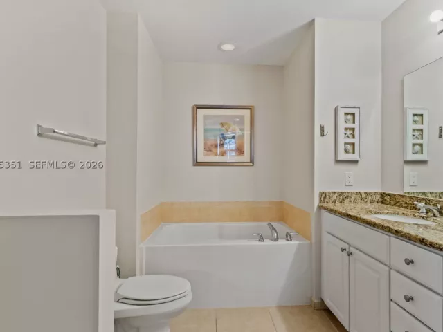 2-bedroom condo for sale in Aventura - 3001 NE 185th St 707 - MondialRealty