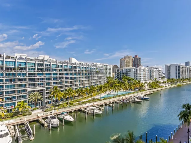 2-bedroom condo for sale in Aventura - 3001 NE 185th St 707 - MondialRealty