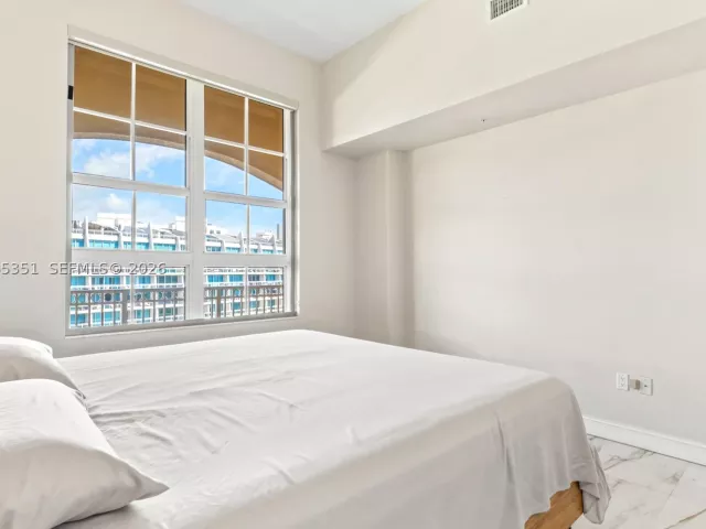 2-bedroom condo for sale in Aventura - 3001 NE 185th St 707 - MondialRealty