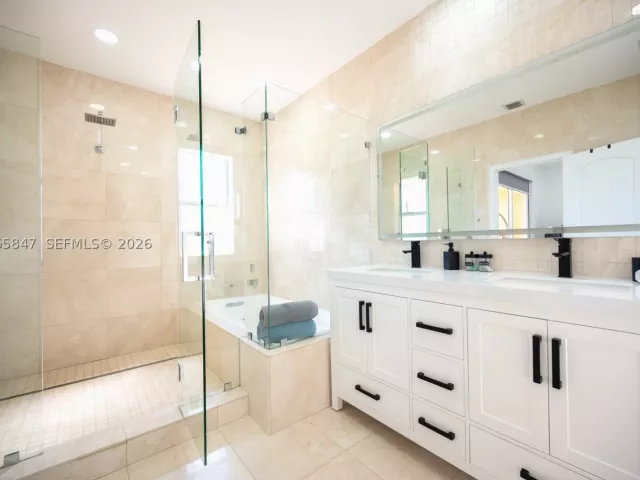 4-bedroom home for sale in Homestead - 1046 NE 17th Ter - MondialRealty