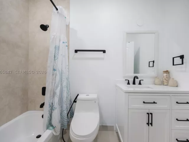 4-bedroom home for sale in Homestead - 1046 NE 17th Ter - MondialRealty