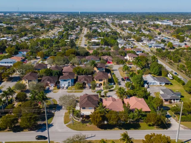 4-bedroom home for sale in Homestead - 1046 NE 17th Ter - MondialRealty