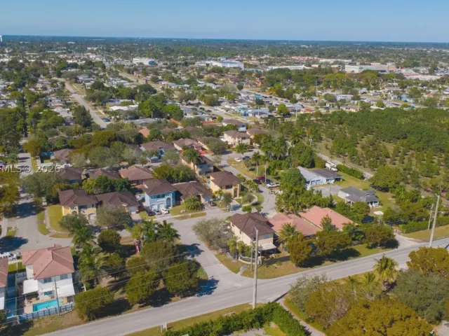 4-bedroom home for sale in Homestead - 1046 NE 17th Ter - MondialRealty