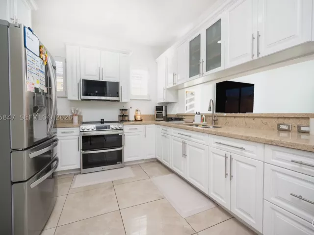 4-bedroom home for sale in Homestead - 1046 NE 17th Ter - MondialRealty