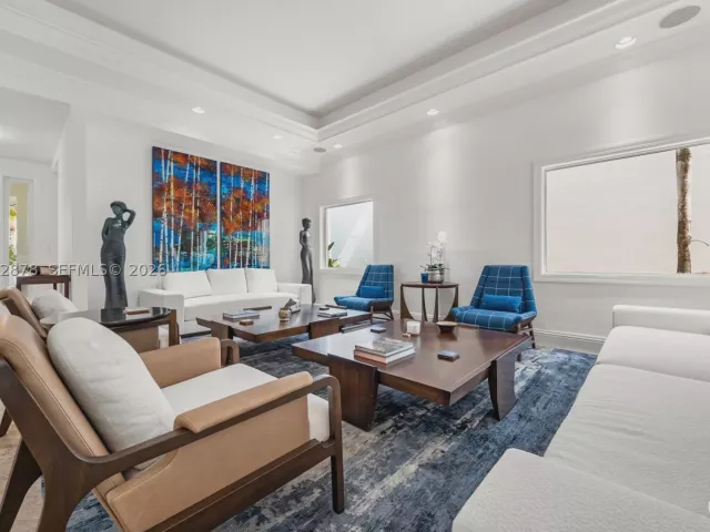 6-bedroom home for rent in Key Biscayne - 6 Coconut Ln - MondialRealty
