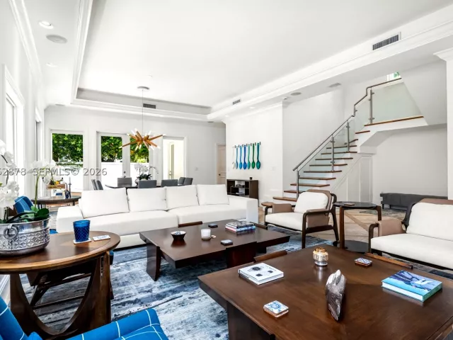6-bedroom home for rent in Key Biscayne - 6 Coconut Ln - MondialRealty