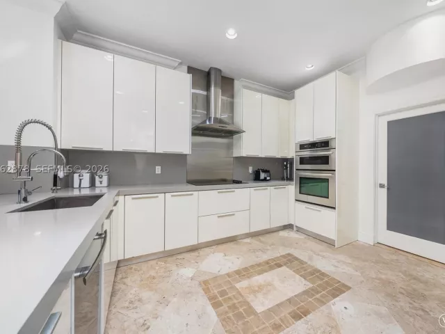 6-bedroom home for rent in Key Biscayne - 6 Coconut Ln - MondialRealty