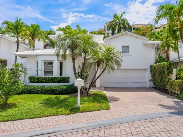 6-bedroom home for rent in Key Biscayne - 6 Coconut Ln - MondialRealty
