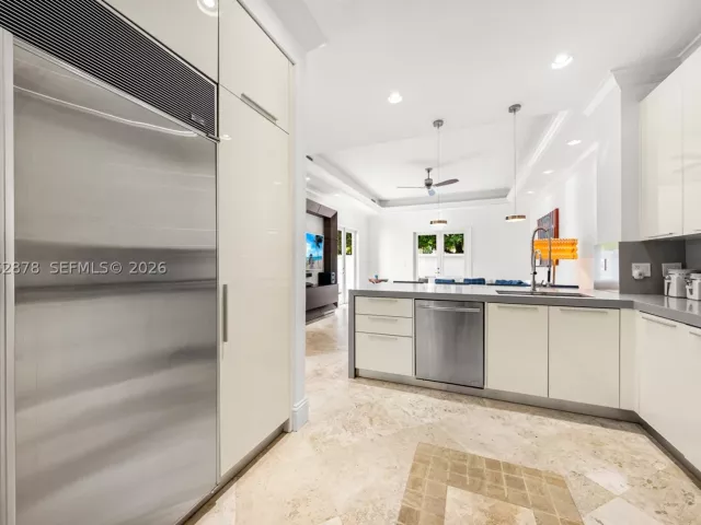 6-bedroom home for rent in Key Biscayne - 6 Coconut Ln - MondialRealty