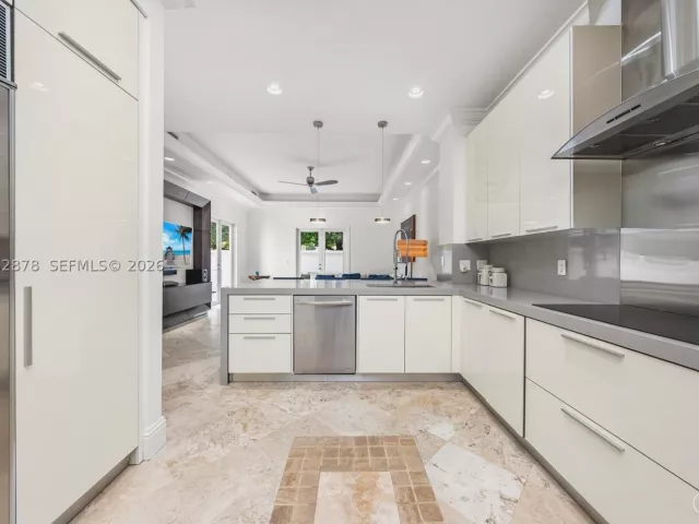 6-bedroom home for rent in Key Biscayne - 6 Coconut Ln - MondialRealty