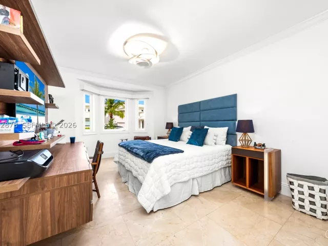 6-bedroom home for rent in Key Biscayne - 6 Coconut Ln - MondialRealty
