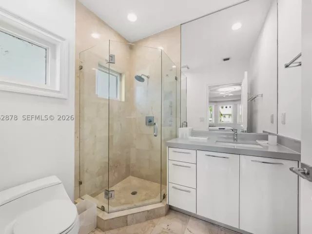 6-bedroom home for rent in Key Biscayne - 6 Coconut Ln - MondialRealty