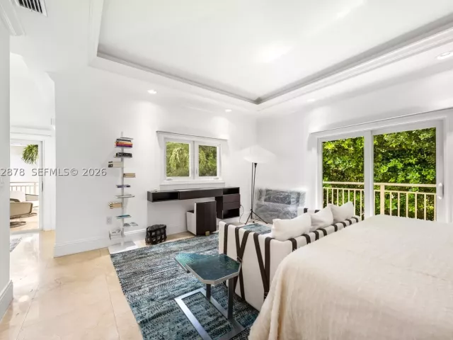 6-bedroom home for rent in Key Biscayne - 6 Coconut Ln - MondialRealty