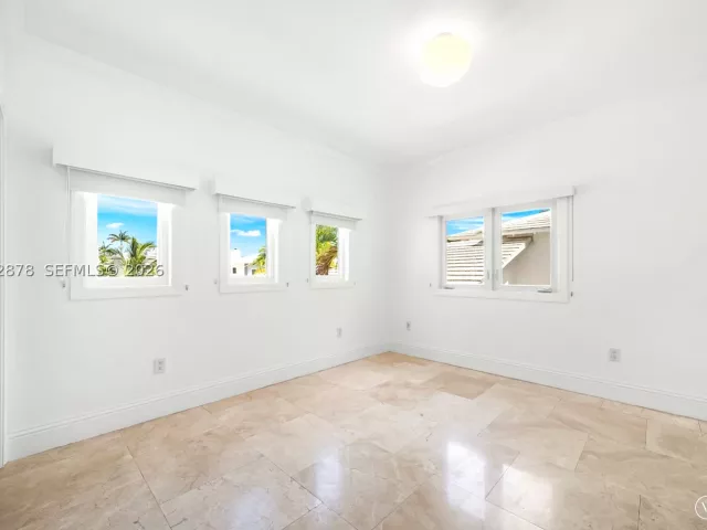 6-bedroom home for rent in Key Biscayne - 6 Coconut Ln - MondialRealty